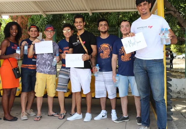 Estudantes de Medicina da UFPI vendem água durante aplicação de provas do ENEM 