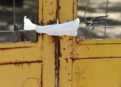 Por falta de cadeados, UFPI fecha portões com sacolas plasticas 
