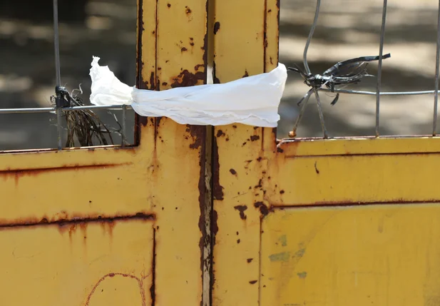 Por falta de cadeados, UFPI fecha portões com sacolas plasticas 