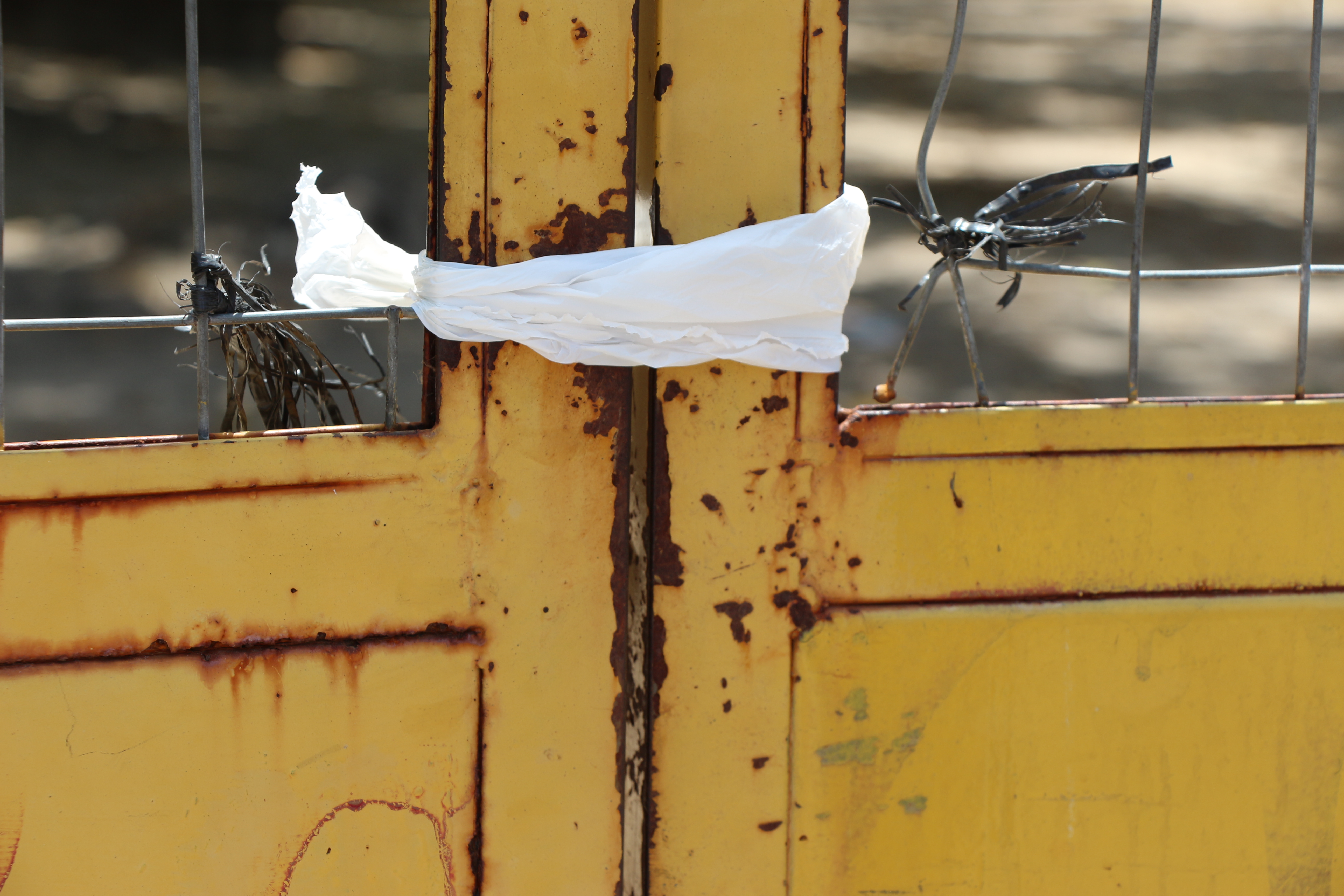 UFPI fecha portões com sacolas plásticas durante aplicação do ENEM 