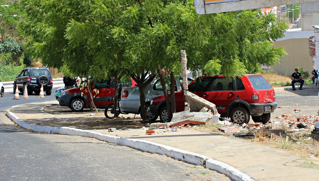 Veículo derrubou parede e só foi parar na avenida