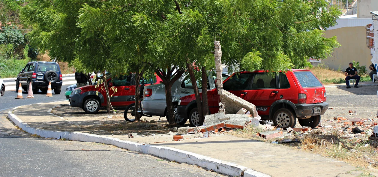 Veículo derrubou parede e só foi parar na avenida