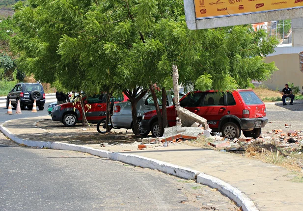 Veículo derrubou parede e só foi parar na avenida