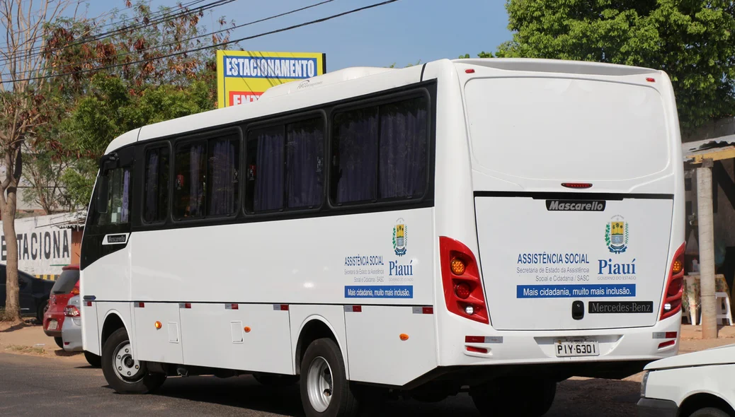 Micro-ônibus que levou os internos do CEM