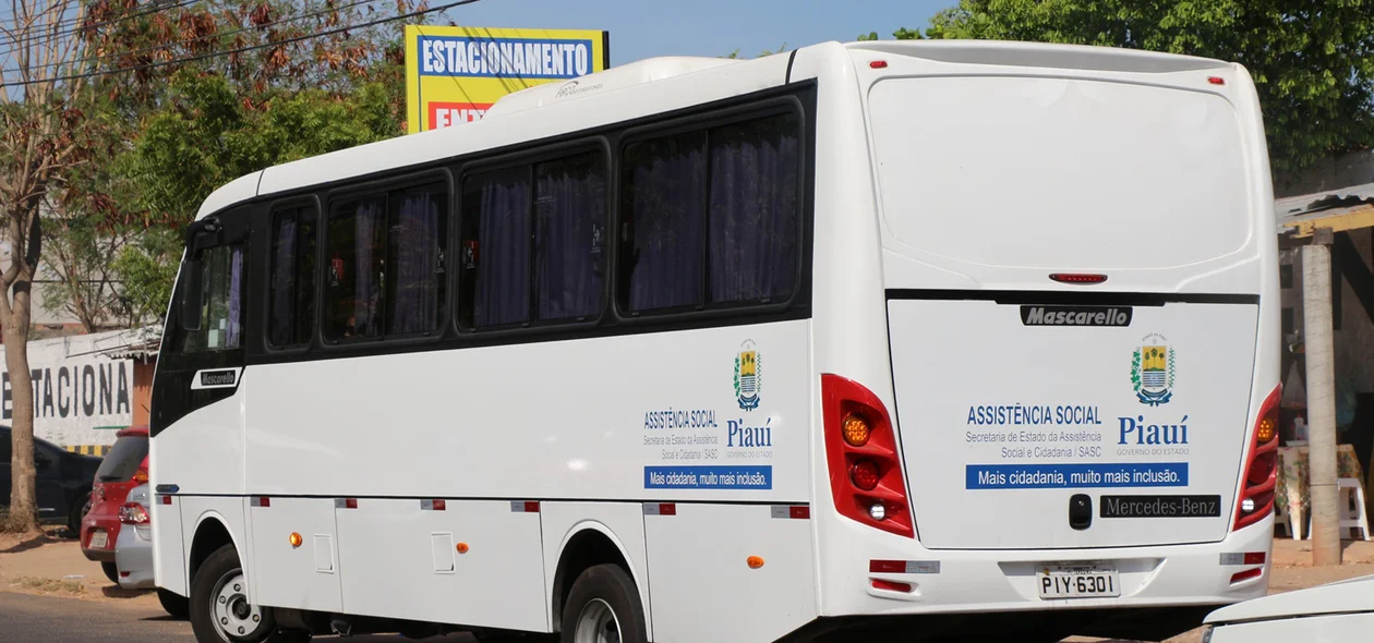 Micro-ônibus que levou os internos do CEM