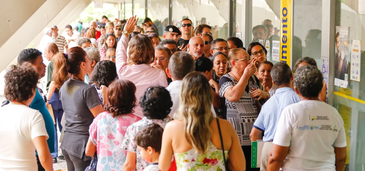 Fila para o recadastramento 