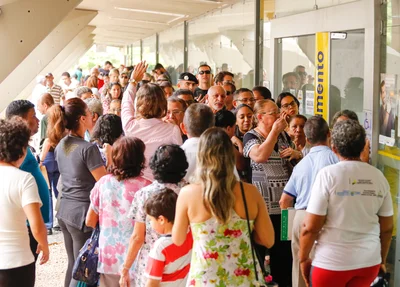 Fila para o recadastramento 