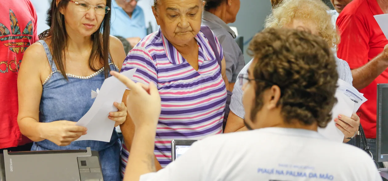Funcionário fazendo o recadastramento 