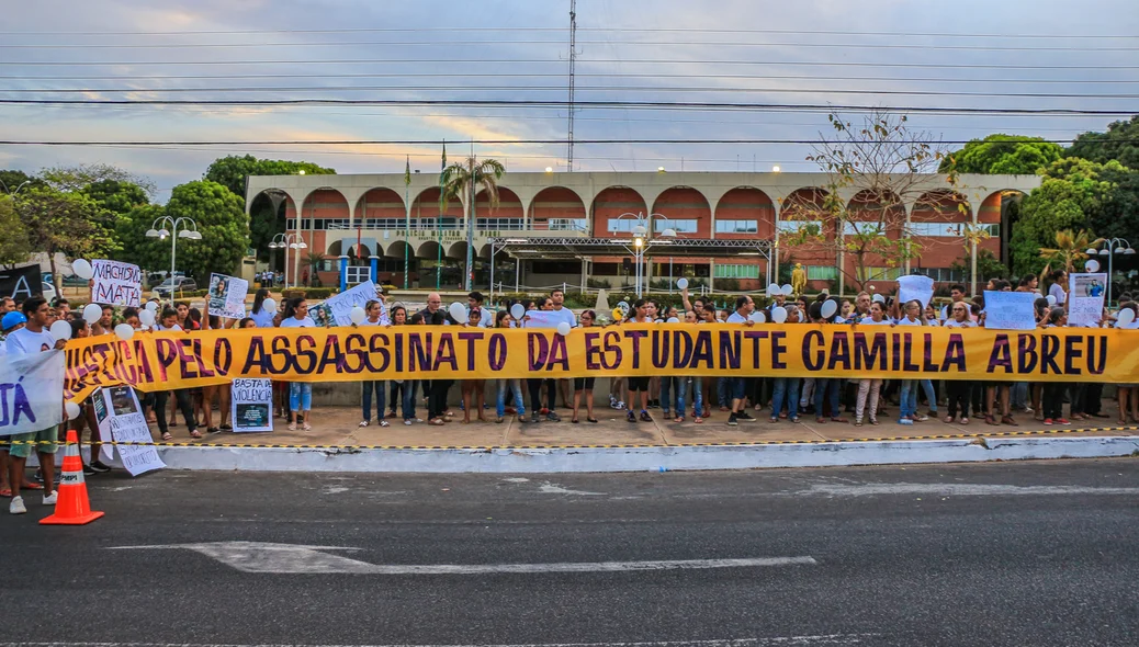 Manifestação em frente ao QCG 