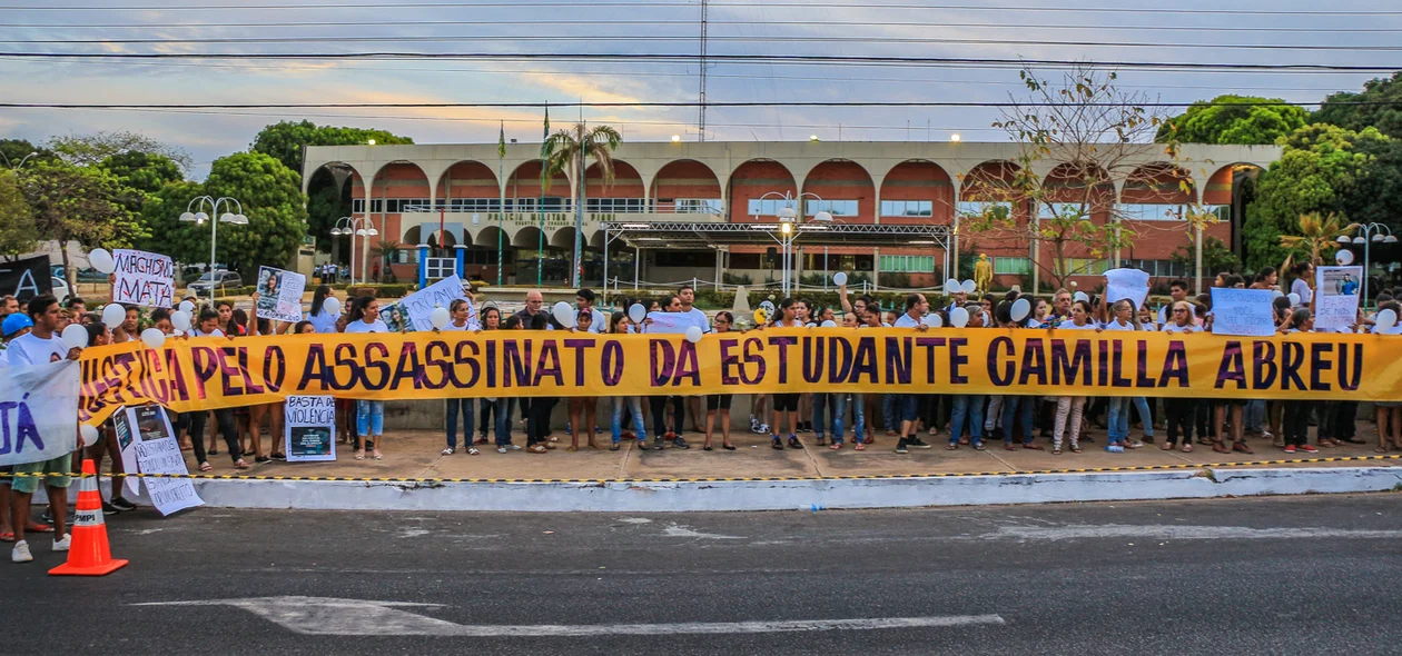 Manifestação em frente ao QCG 