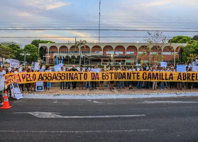 Manifestação em frente ao QCG 