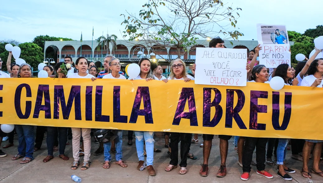 População faz protesto pela morte de Camilla Abreu 