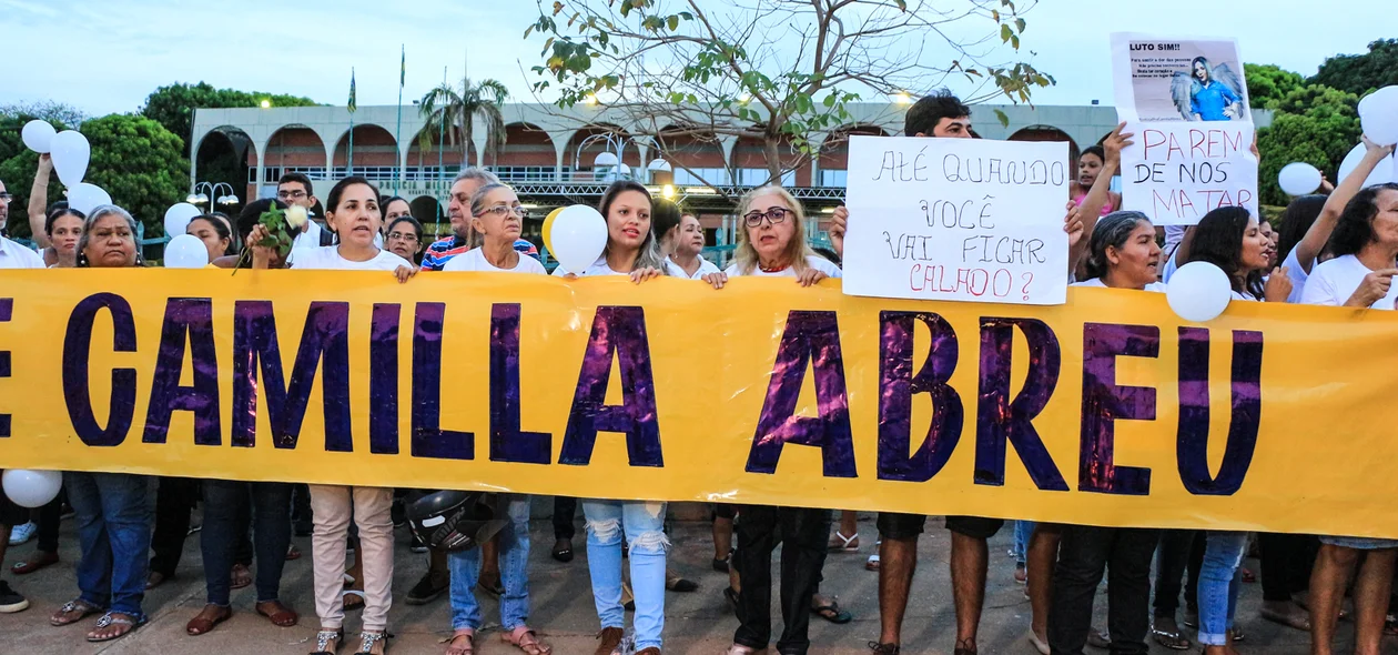 População faz protesto pela morte de Camilla Abreu 