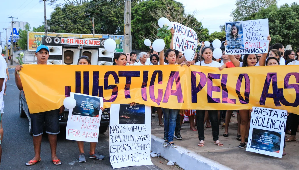 Vários cartazes pedindo justiça 