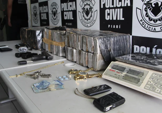 Sargento da PM é preso com 64 tabletes de maconha