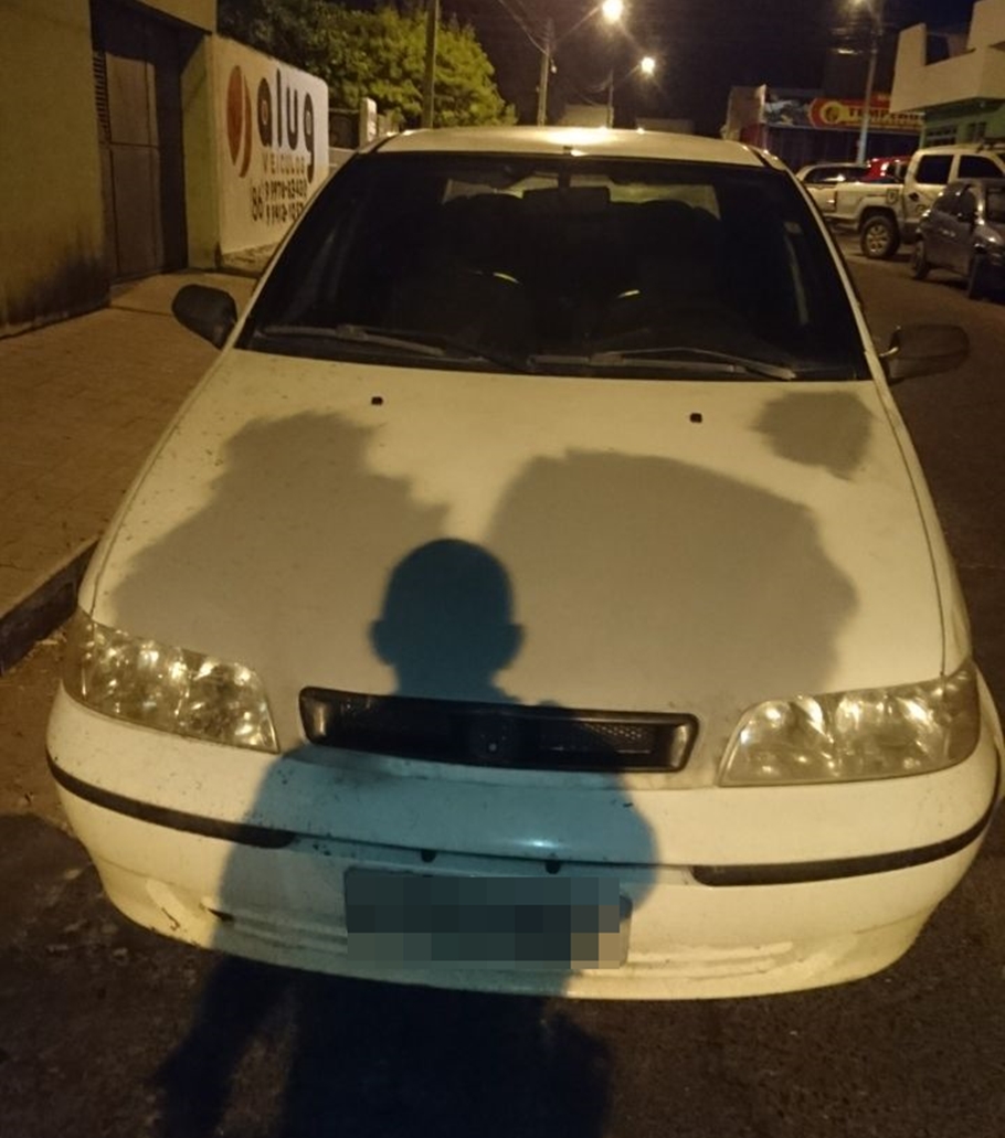 Carro roubado durante assalto em residência