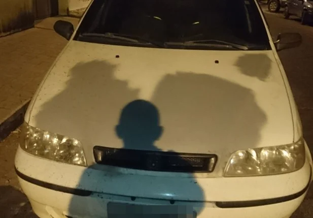 Carro roubado durante assalto em residência