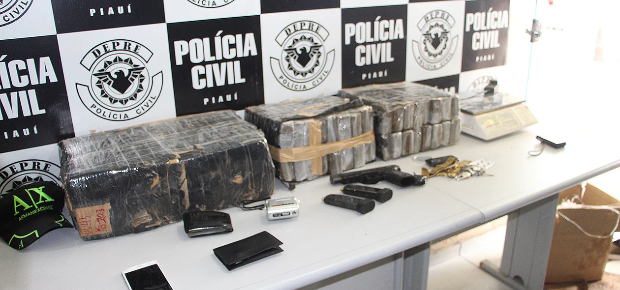 Drogas e arma apreendida 