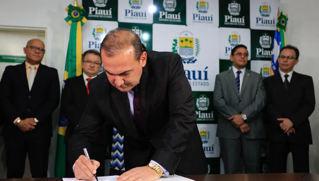 Erivan Lopes assina contrato