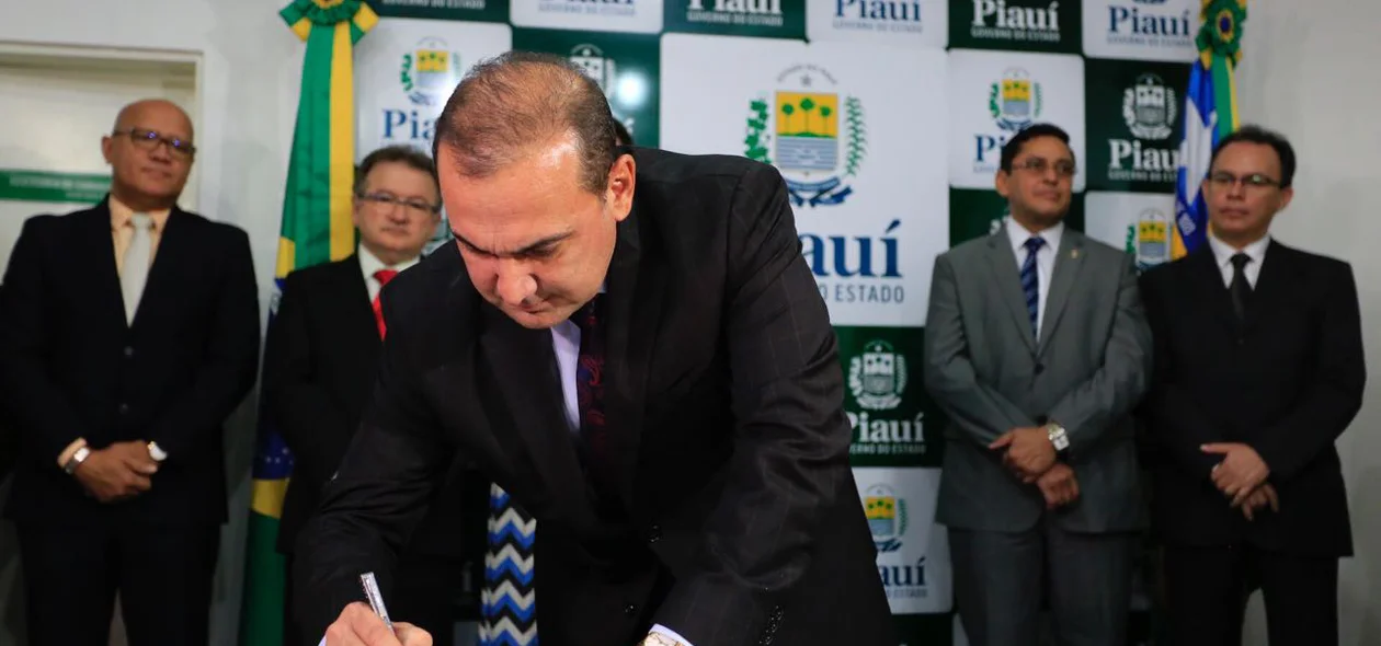 Erivan Lopes assina contrato