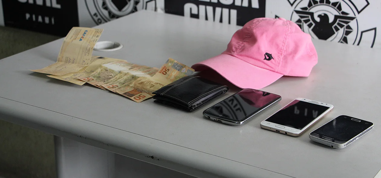 Foi apreendido dinheiro, cheques e aparelhos celulares