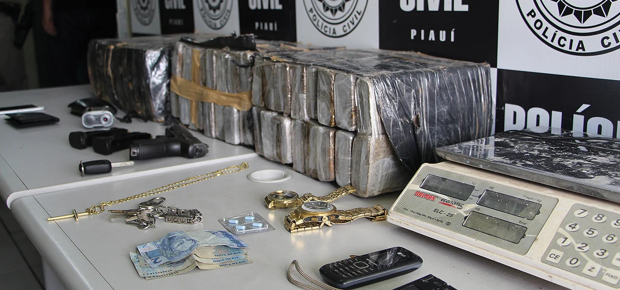 Foram apreendidos 64 tabletes de maconha