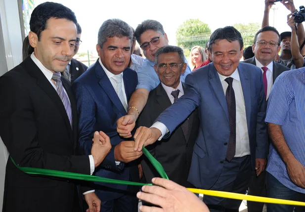 Autoridades em inauguração em Corrente