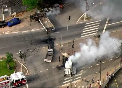 Bandidos explodem carro-forte em São Paulo