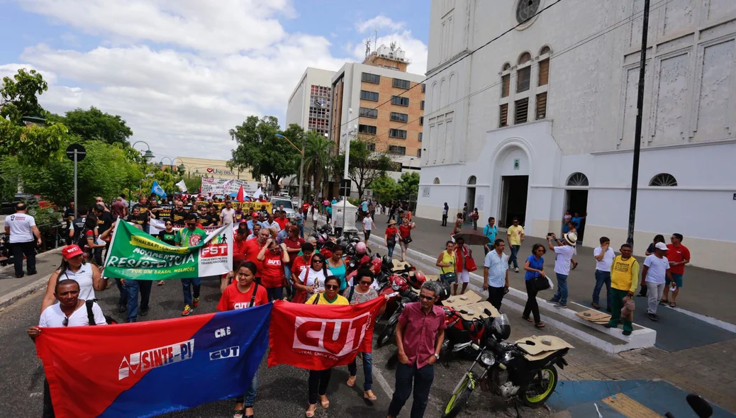 Centenas de pessoas participam da manifestação contra Temer em Teresina