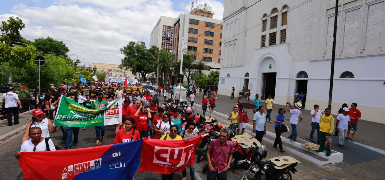 Centenas de pessoas participam da manifestação contra Temer em Teresina