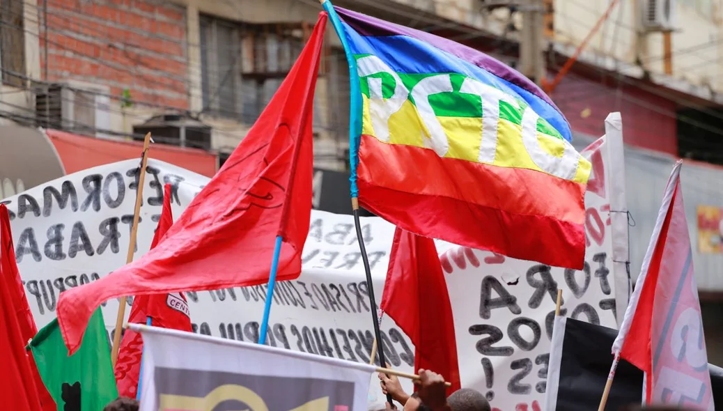 Grupos políticos também participam da manifestação