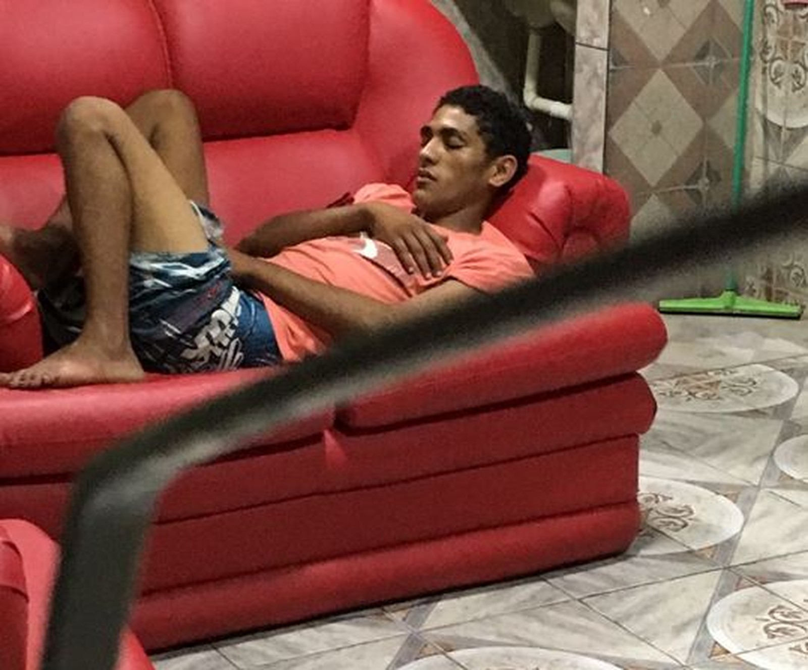 Jovem invade casa para furtar e acaba dormindo no sofá no Acre