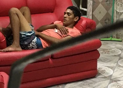 Jovem invade casa para furtar e acaba dormindo no sofá no Acre