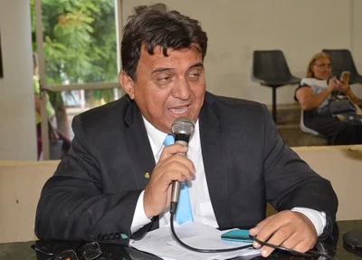 Líder do governo contesta denúncias da oposição