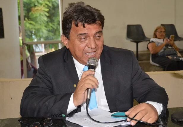 Líder do governo contesta denúncias da oposição