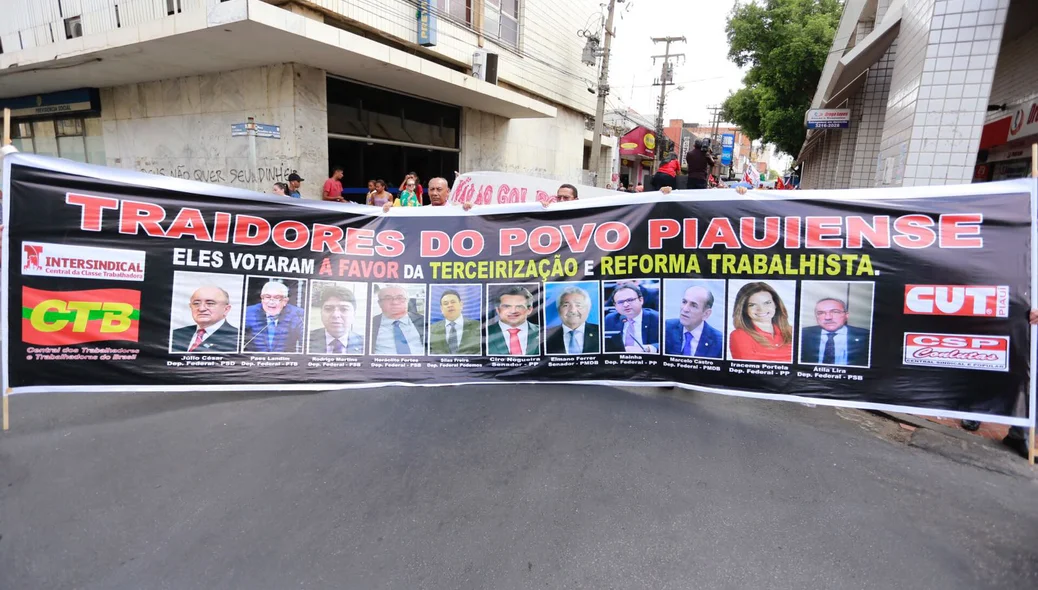 Manifestação acontece no Centro de Teresina