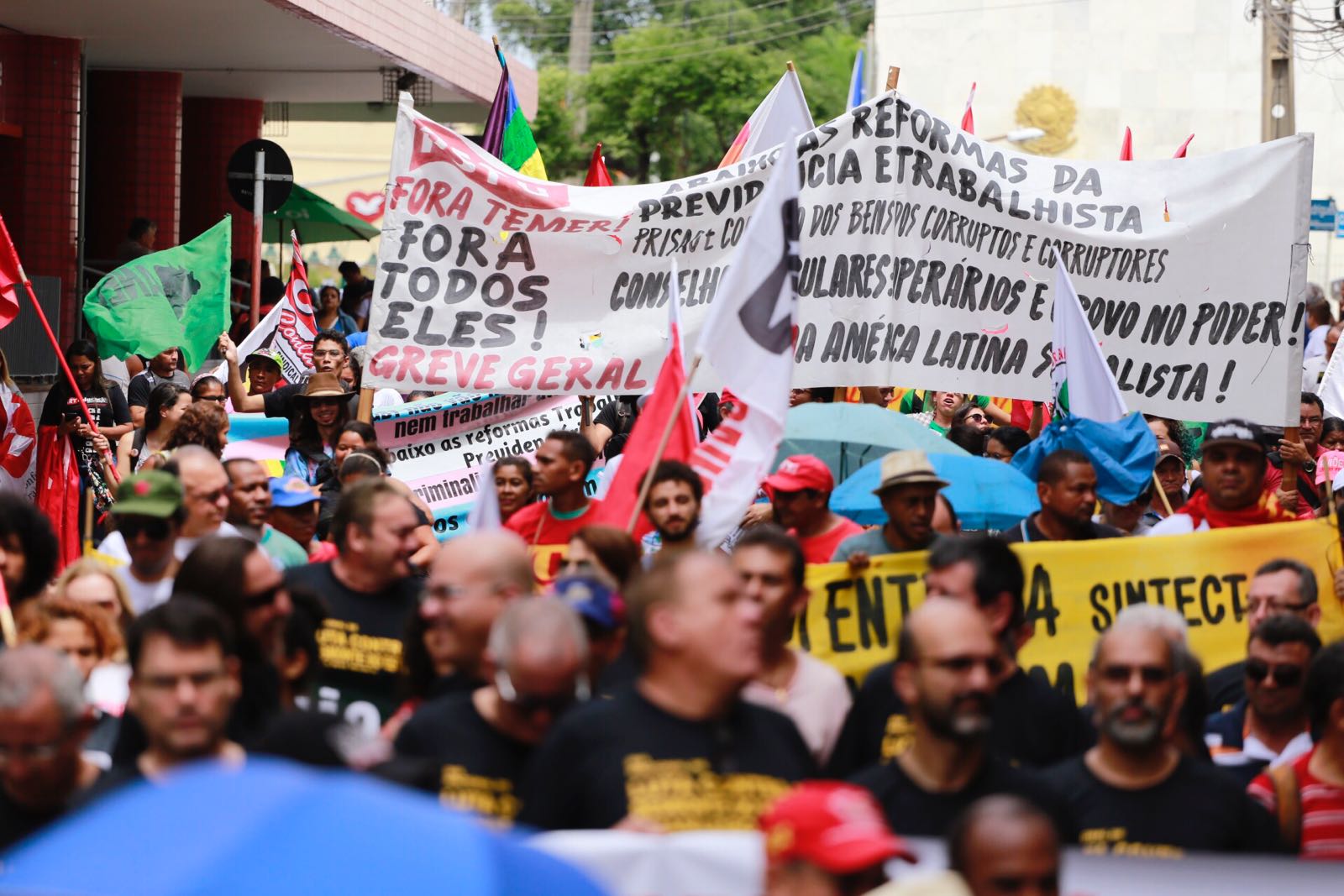 Manifestação contra as reformas do Governo Temer no centro de Teresina