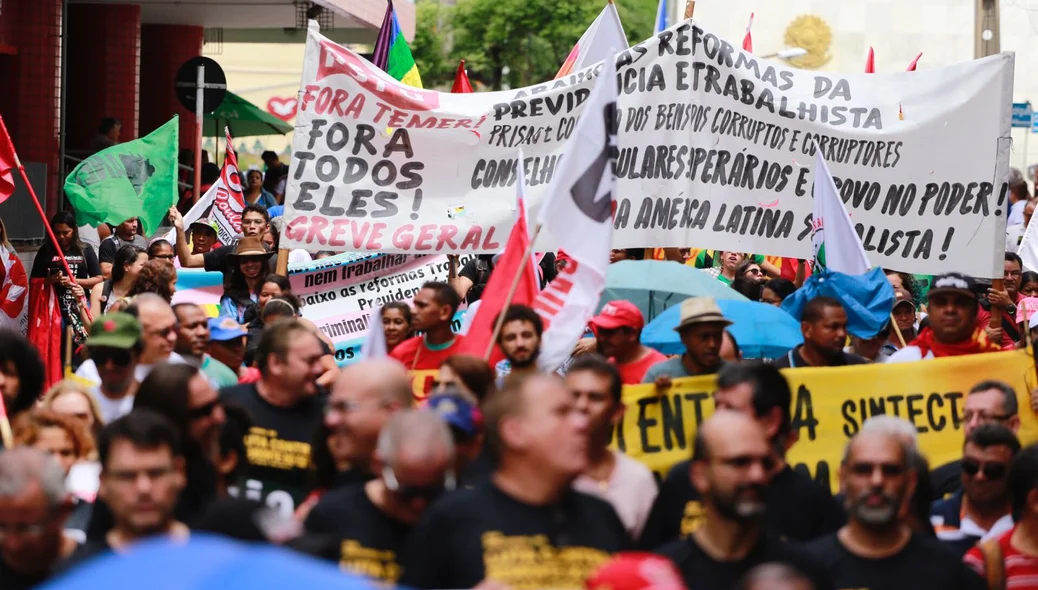Manifestação contra as reformas do Governo Temer no centro de Teresina