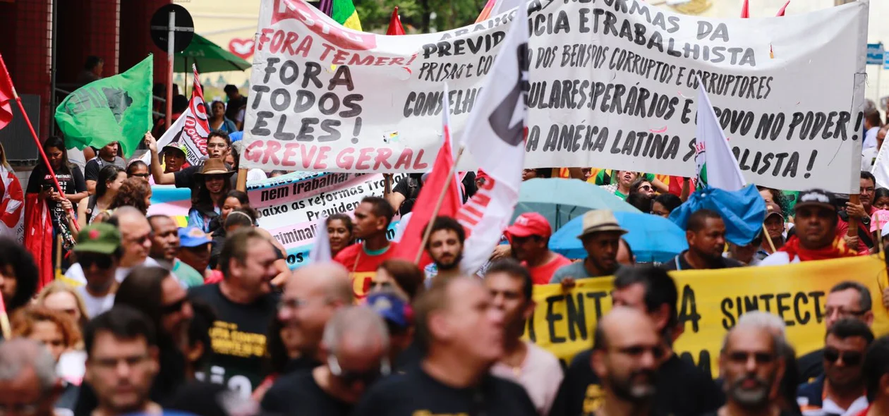 Manifestação contra as reformas do Governo Temer no centro de Teresina