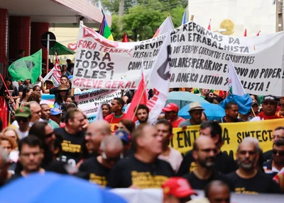 Manifestação contra as reformas do Governo Temer no centro de Teresina