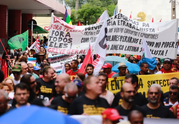 Trabalhadores fazem manifestação contra reformas do governo Temer
