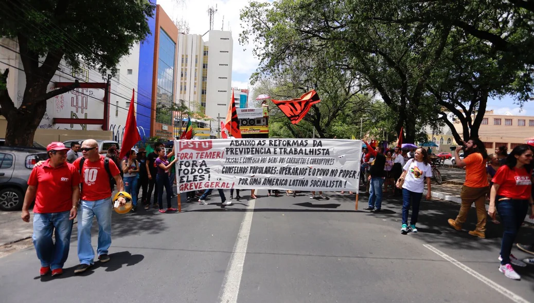 Protesto segue na Avenida Frei Serafim