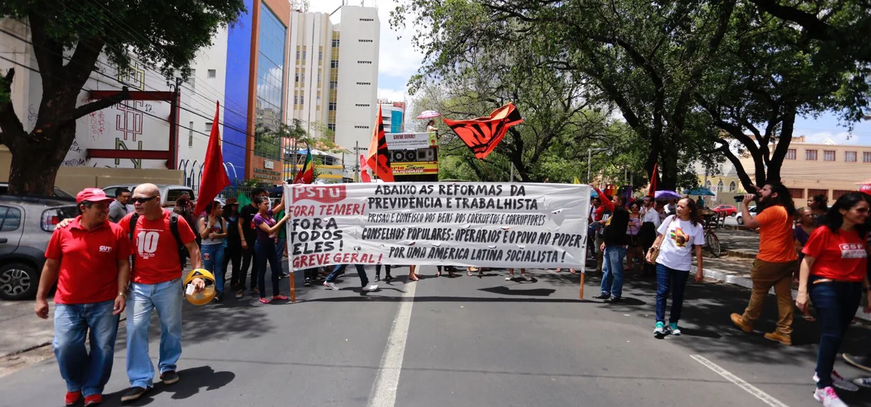 Protesto segue na Avenida Frei Serafim