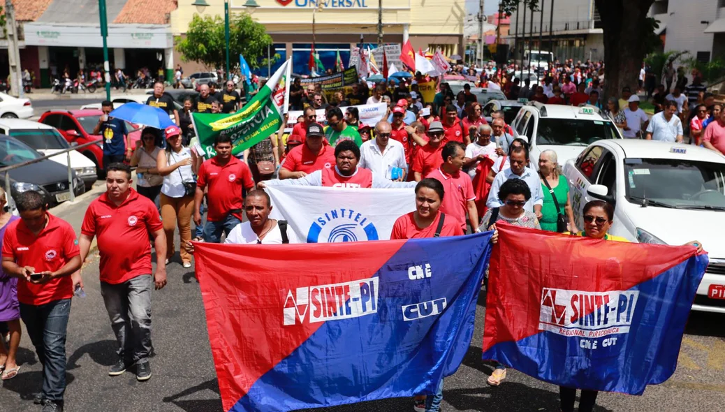 Protesto segue pelas ruas do Centro de Teresina