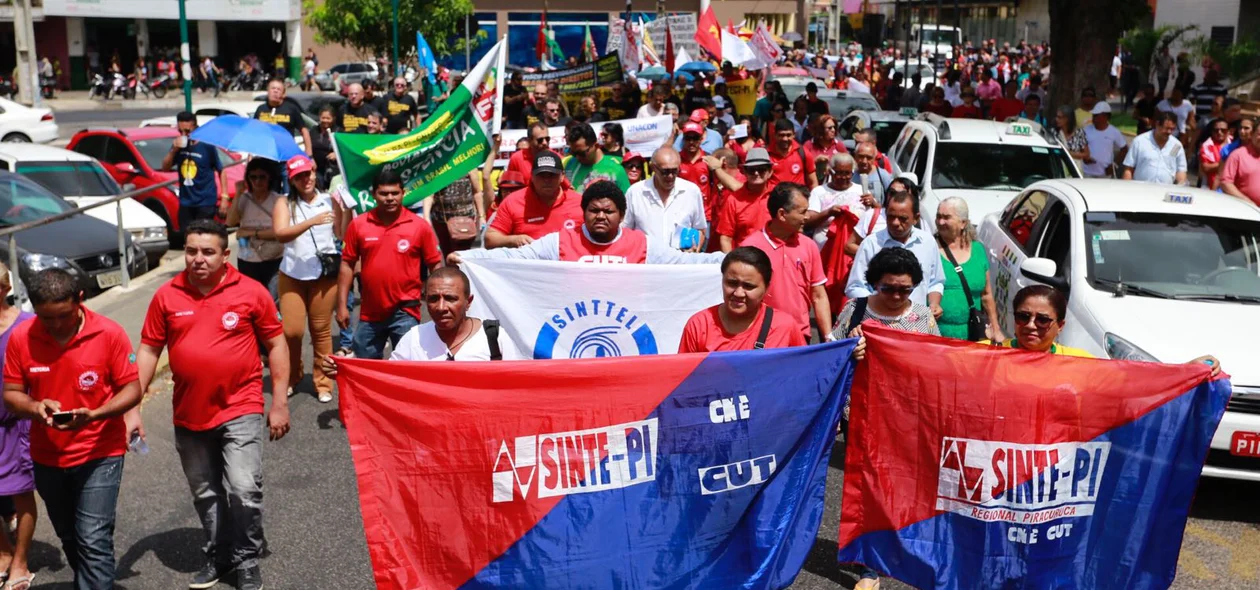 Protesto segue pelas ruas do Centro de Teresina