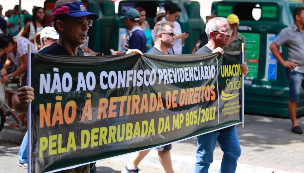 Trabalhadores protestam contra a retirada de direitos