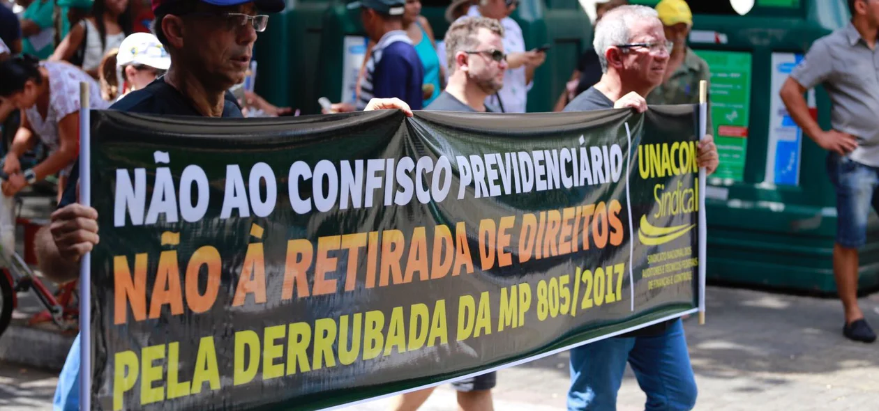 Trabalhadores protestam contra a retirada de direitos