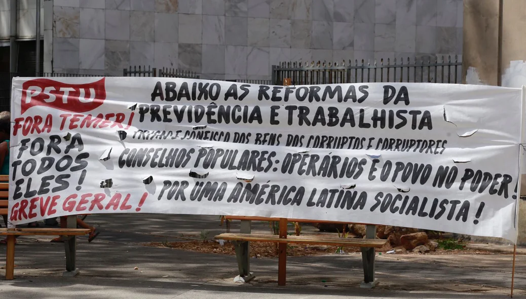 Trabalhadores protestam contra as reformas Trabalhista e da Previdência