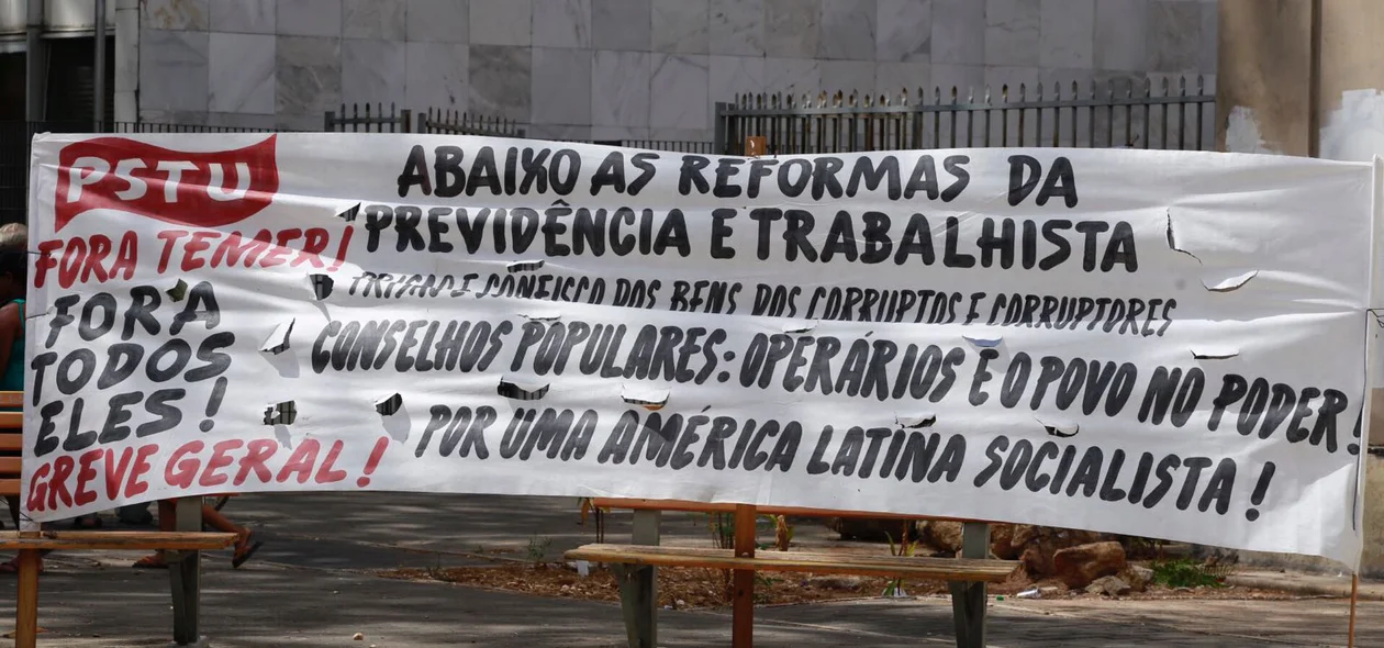 Trabalhadores protestam contra as reformas Trabalhista e da Previdência