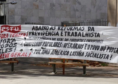 Trabalhadores protestam contra as reformas Trabalhista e da Previdência